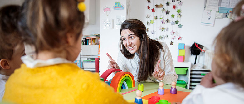 Kita-Betreuerin mit Kindern