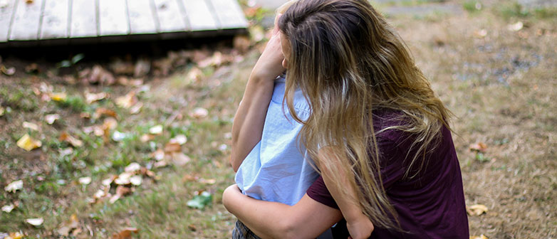 Mutter umarmt ihren Sohn