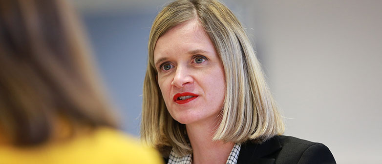 Portrait einer Frau, die in ein  Gespräch vertieft ist