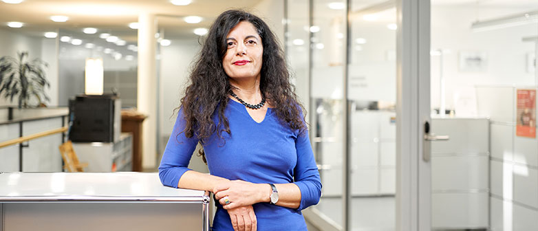 Portrait von Menschenrechtsexpertin Gülcan Akkaya, Dozentin und Projektleiterin der Hochschule Luzern – Soziale Arbeit