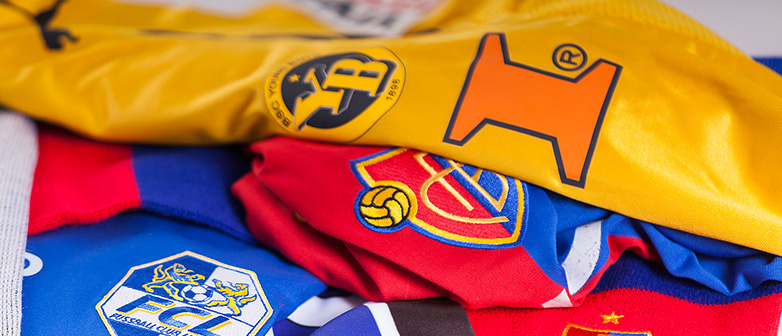 Symbolbild Fanarbeit verschiedene Mannschaftstrikots