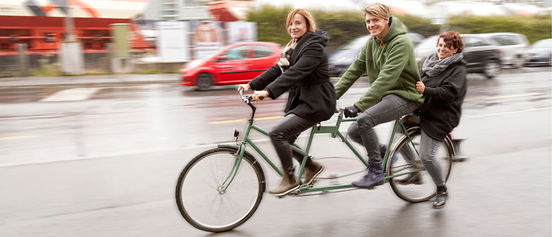 Die Dozierenden Elke Brusa, Anette Dietrich und Jan G. Scheibe auf dem Tandem