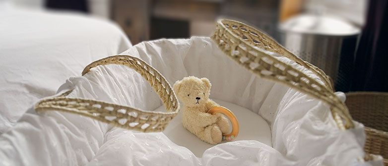 Babybett mit Teddybär