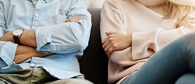 Mann und Frau mit verschränkten Händen