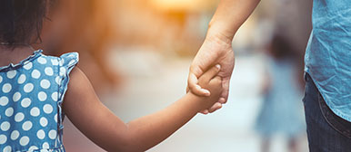 Erwachsenenhand und Kinderhand