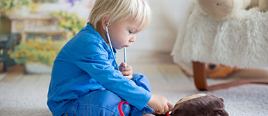 Kind spielt Doktor mit Teddy