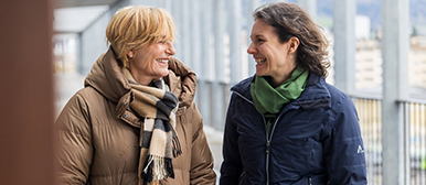 zwei Damen mit Jacken im Freien beim neuen  HSLU-Campus