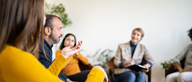 Gruppe von Menschen unterhalten sich