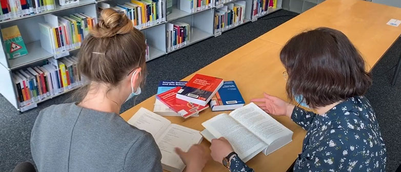 Anja Portmann und Jeannine Hauser, Absolventinnen der Hochschule Luzern – Soziale Arbeit