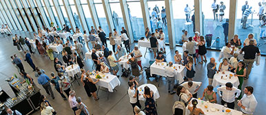 Teilnehmende der Diplomfeier nehmen einen Apero im Foyer des KKL.