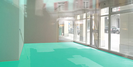 Leere Ladenfläche mit blauem Boden