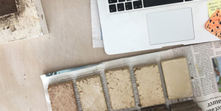 Ziegel auf einem Tisch