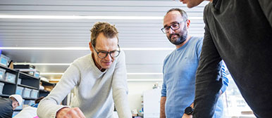 Männer im Gespräch