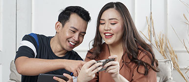 mann und frau schauen in smartphone nach verguenstigungen der hslu