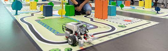 Zweirädriger Roboter auf Trainingfeld