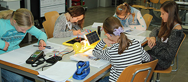 Im Rahmen des Nationalen Zukunftstages lädt die Hochschule Luzern – Technik & Architektur interessierte Mädchen zu einem einmaligen Projekttag ein und lässt sie das faszinierende Umfeld der Technik entdecken.