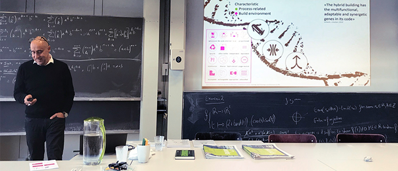 Auf dem Bild ist Herr Prof. Dr. Peter Schwehr an seinem Vortrag an der EPFL zu sehen.