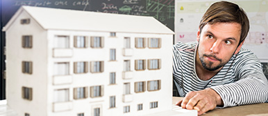 Architekturmodell mit einer Person im Hintergrund