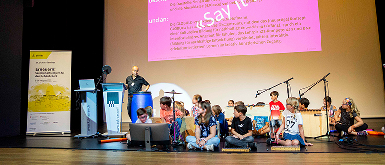 Auf dem Bild ist Prof. Dr. Peter Schwehr zu sehen mit einer Schulklasse aus Ettingen, BL.