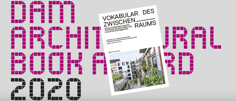 Das Bild zeigt das Buchcover von Vokabular des Zwischenraums sowie das Logo des DAM Book Award.