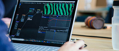 Laptop Screen zeigt Systemmodell