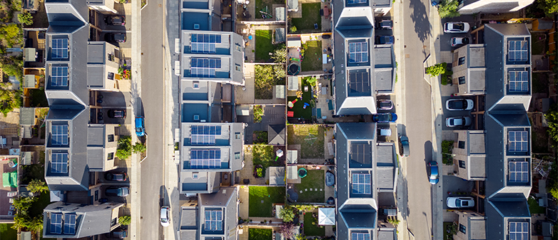 Häuser mit Solarpanels auf dem Dach