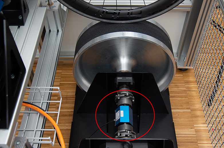 Ein Drehmomentsensor der sich zwischen dem Motor und der Rolle befindet ist rot eingekreist.