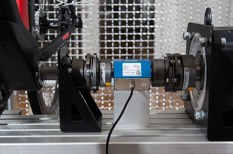Blauer Drehmomentsensor zwischen dem Motor und dem Tretlager