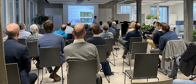 Leute hören den Vortrag an