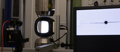 Symbolbild des Fachbereichs Angewandte Mechanik mit Laptop und Messwerkzeug