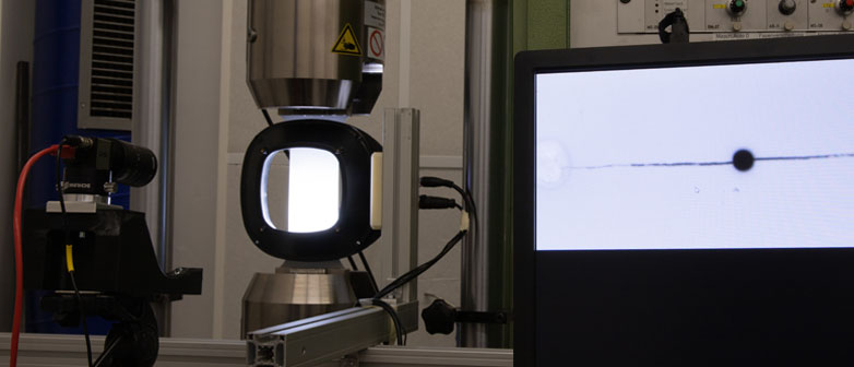 Symbolbild des Fachbereichs Angewandte Mechanik mit Laptop und Messwerkzeug