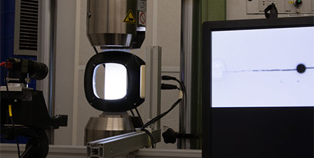 Symbolbild des Fachbereichs Angewandte Mechanik mit Laptop und Messwerkzeug