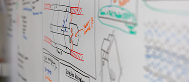 Konstruktionsmethodik: Whiteboard mit farbigen Notizen zu einer Konstruktion