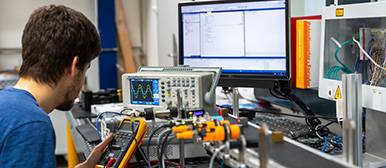 Sensorik: Mann prüft Daten auf verschiedenen Messgeräten