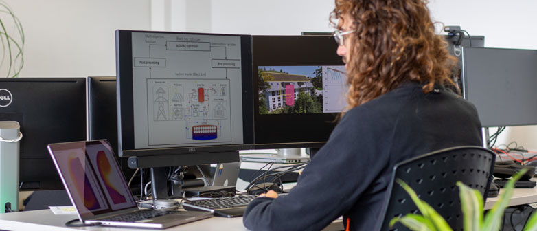 Forscher betrachtet Modellierungen thermischer Energiespeichersysteme