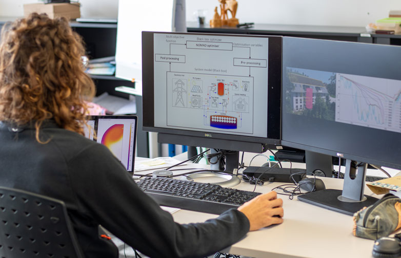 Forscher betrachtet Modelle von Wärmespeichern am Computer