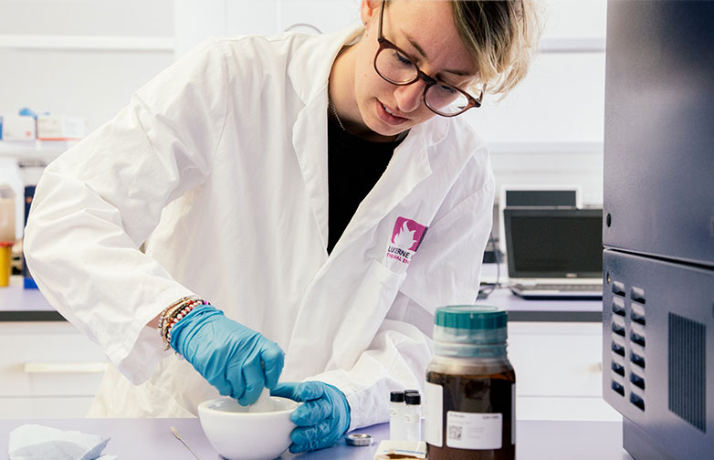 Forscherin analysiert Speichermaterial für thermischen Speicher