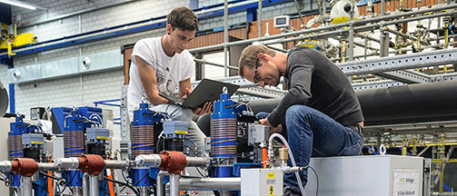 Zwei Personen arbeiten im Labor