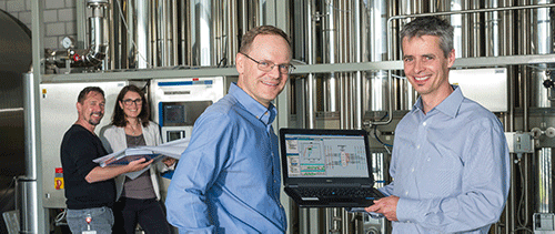 Zwei Mitarbeiter im Labor