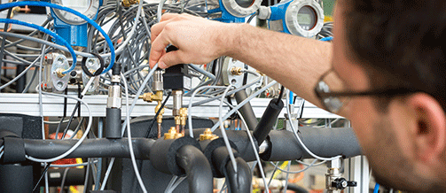 Ein Mitarbeiter bei Arbeit