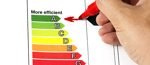 Eine Hand malt arbeitet an Statistik