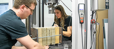 Junge Forschende beim Dreisteinversuch