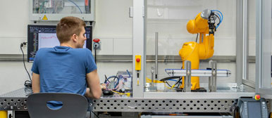 Junger Forscher programmiert Roboterarm