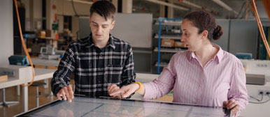 Yousra Sidqi und Manuel Christen testen Gridly auf dem interkativen Datentisch