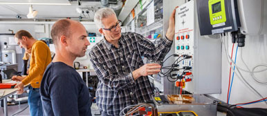 Forschende im Forschungslabor für das Gebäude-Elektro-Engineering der HSLU