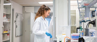 Anja Stirnimann im Labor für Medizintechnik an der HSLU