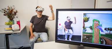 Mann macht Reha-Übung mit VR-Brille