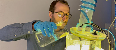 Ein Forscher mit einem Reaktor