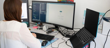 Bioinformatikerin bei der Arbeit