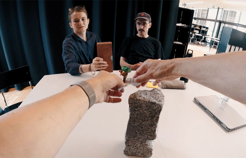 Zwei Arme aus der POV Perspektive Stecken ein Lego Teil auf einen Stein